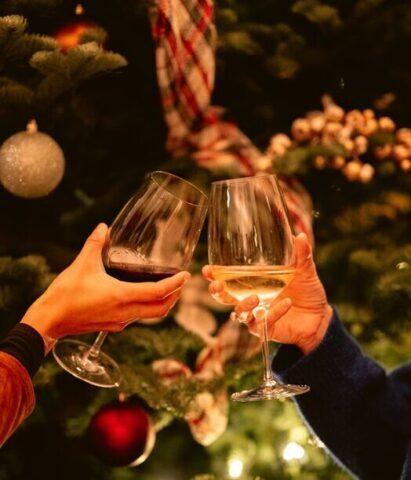 This festive image captures the essence of Paso Robles wine country, as guests toast with rich red and crisp white wines surrounded by holiday décor. Symbolizing the region’s vibrant winemaking culture, it highlights the Paso Robles Inn’s connection to authentic local flavors and memorable moments shared over exceptional wines.